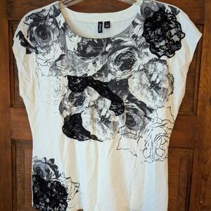 Relativity Cream Boxy Graphic Cap Sleeve‎ Tee